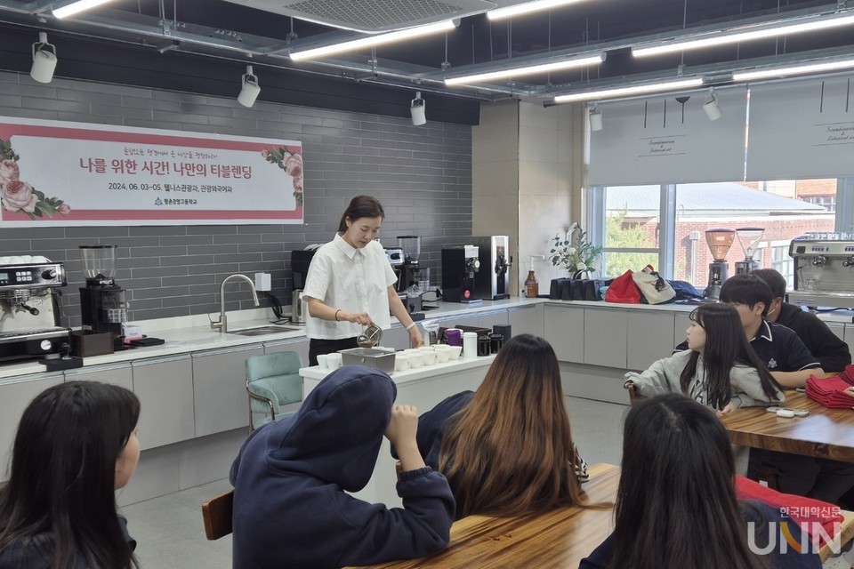 동서울대 대학일자리플러스센터가 지난 6월 3일부터 5일까지 평촌경영고에서 ‘티블렌딩 특강’을 진행하고 있다. (사진=동서울대)