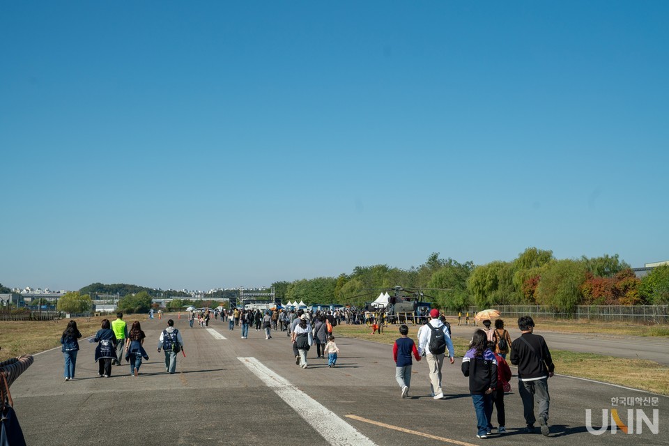 한국항공대가 지역과 대학 사이에 가로 놓인 ‘활주로’를 시민에게 개방했다.