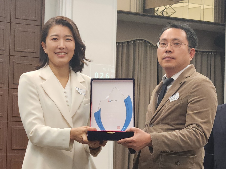 반주일 교수(오른쪽)의 수상 장면. (사진=상명대)