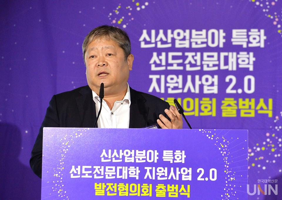 임준우 경남정보대 산학협력단장이 1주기 선정 대학 우수 사례를 발표하고 있다. (사진=한명섭 기자)