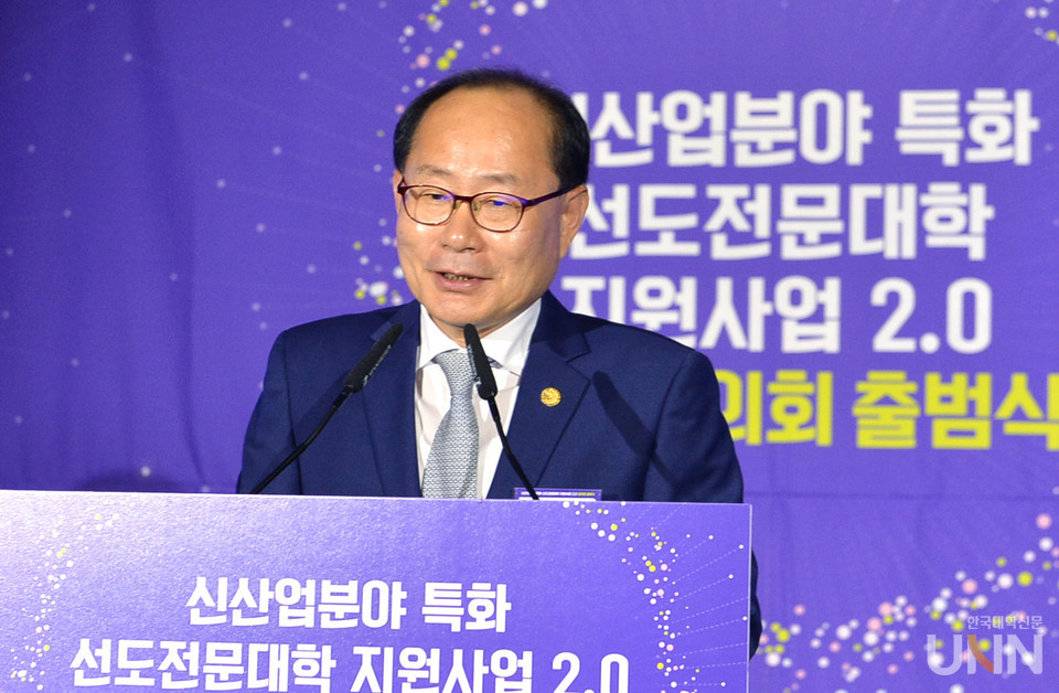 이재용 영남이공대 총장이 격려사에서 출범식 의미를 말하고 있다. (사진=한명섭 기자)