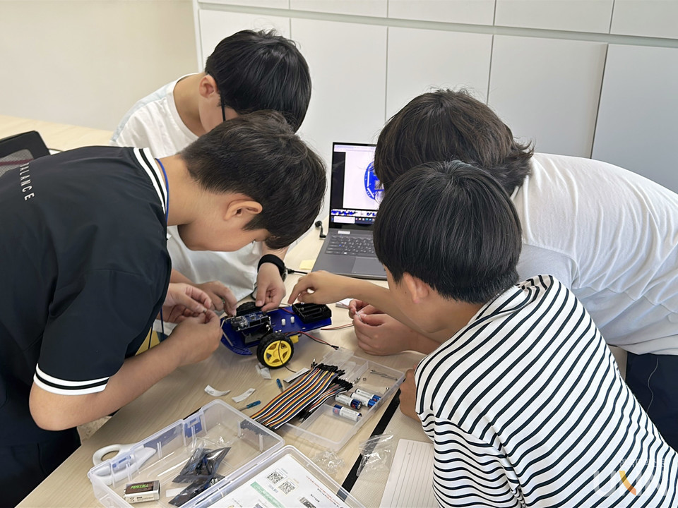 성신여대 로봇프로그래밍 캠프에 참가한 학생들이 자율주행 자동차 조립을 진행하고 있다.