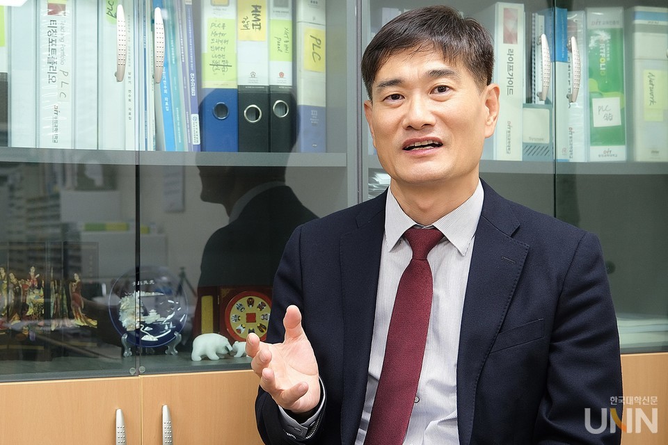 김대경 한국전문대학교무·입학처장협의회장(동의과학대 교무처장)이 지난달 24일 대학 연구실에서 학령인구 감소 속 새로운 학습 수요자를 발굴해야 한다고 말하고 있다. (사진=본인 제공)