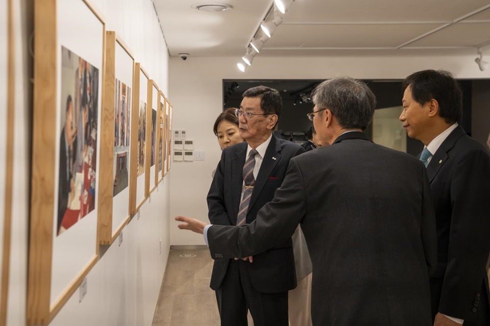 신구대 관계자가 신구대의 50년 역사를 담은 사진 작품을 살펴보고 있다. (사진=신구대)