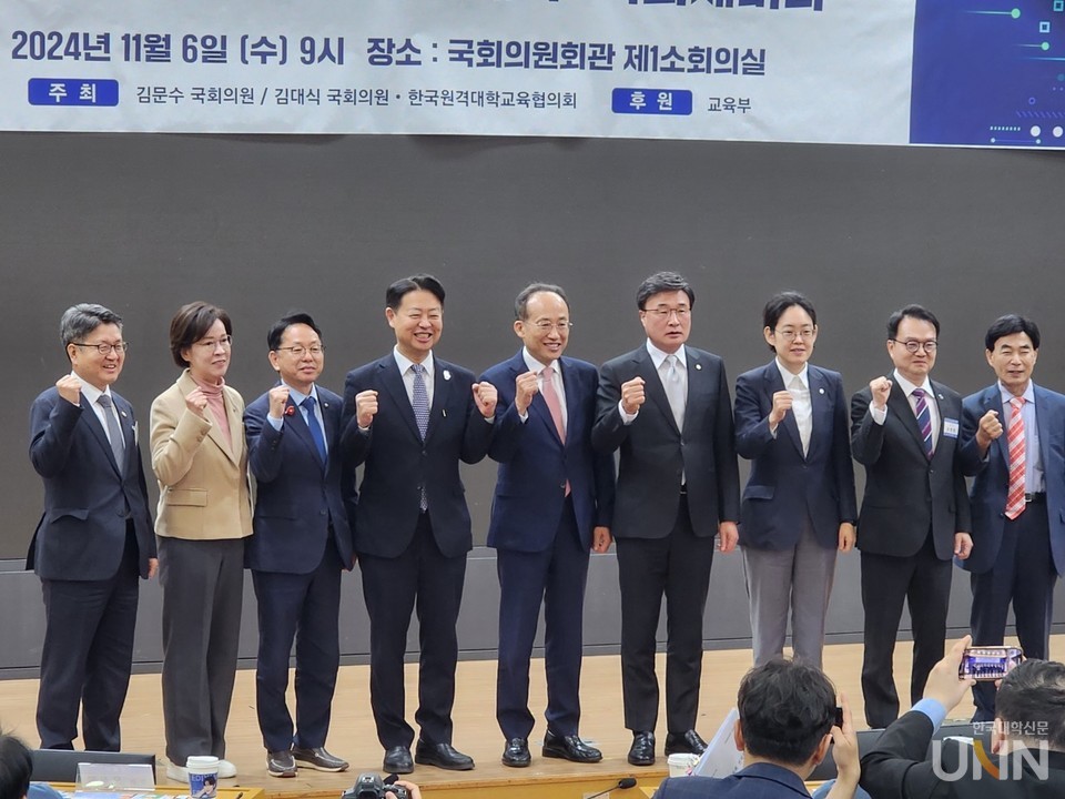 추영호 국민의힘 원내대표와 김영호 국회 교육위원회 위원장을 비롯한 원대협 세미나 참석자들이 기념 촬영을 하고 있다. (사진=백두산 기자)