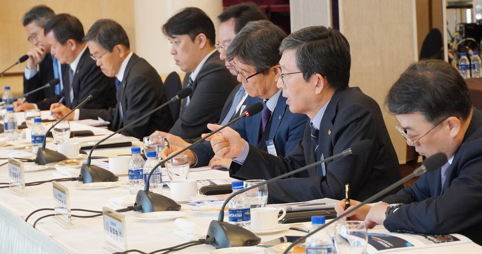 발제 후 이어진 자유토론에서 성경륭 상지대 총장이 발언하고 있다. (사진=한명섭 기자)