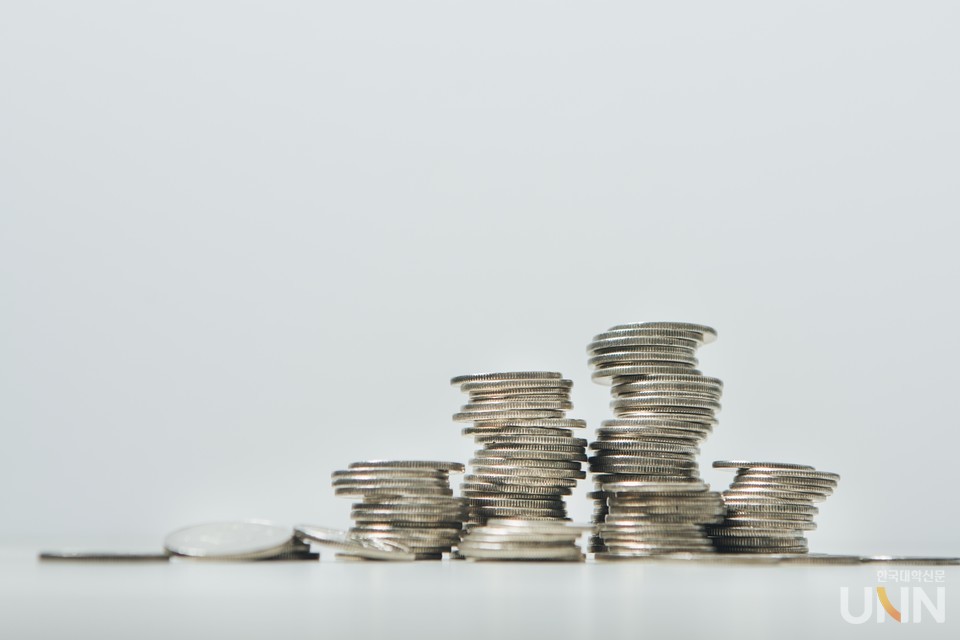 ‘지역혁신 중심 대학지원체계(RISE, 라이즈)’ 도입과 16년째 이어진 ‘등록금 동결’ 현안 속 전문대학가에서는 재정 확보 필요성이 더욱 강조되고 있다. (사진=아이클릭아트)