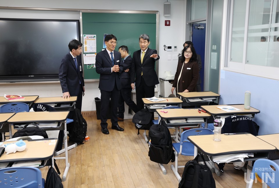 이주호 사회부총리 겸 교육부 장관이 11일 충남 아산 이순신고등학교를 방문했다. (사진=교육부)
