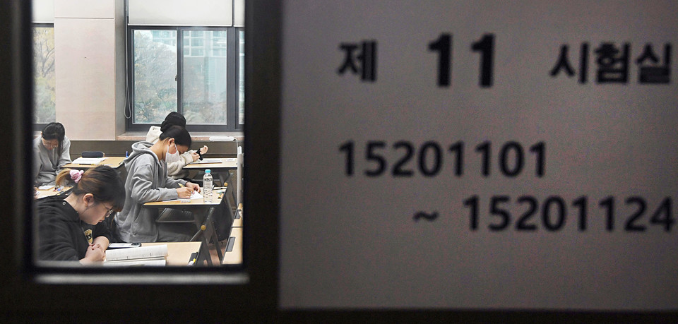 수험생들이 2024학년도 대학수학능력시험에 응시하고 있다. (사진=한국대학신문DB)
