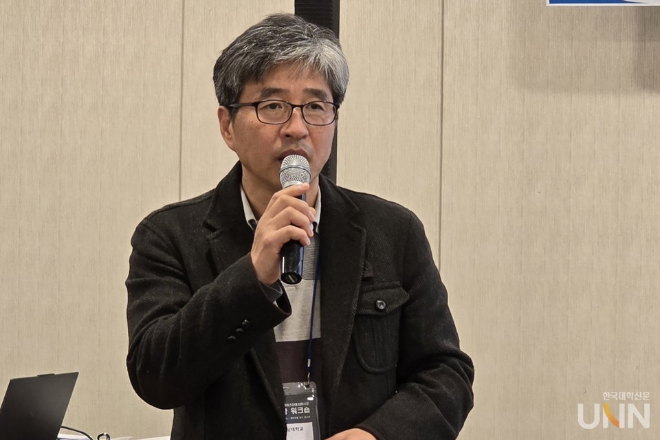 김한길 한국영상대 마이스터대교육원장이 ‘전문기술석사과정 정책연구 방향’ 특별강연을 진행하고 있다. (사진=임연서 기자)