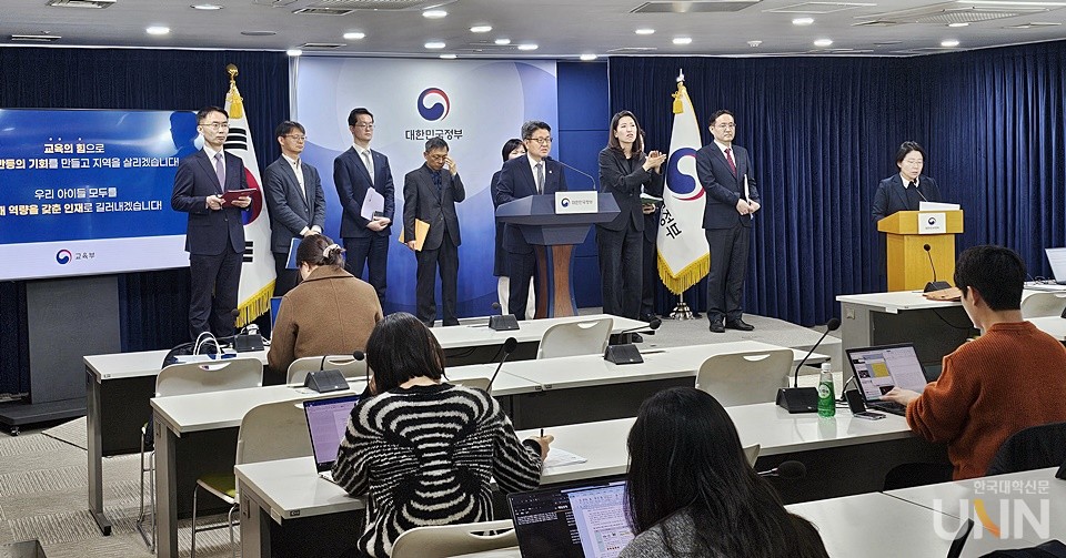 15일 오전 정부서울청사서 열린 브리핑에서 교육부 관계자들이 교육개혁 현황 등에 발표하고 있다. (사진=김영식 기자)