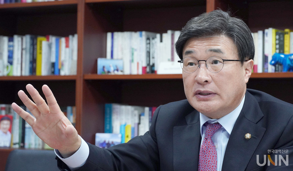 국회 교육위원회 소속 김대식 국민의힘 의원이 지난 19일 본지와의 인터뷰에서 고등교육법 전부 개정안을 발의하게 된 배경에 대해 설명하고 있다. (사진=한명섭 기자)