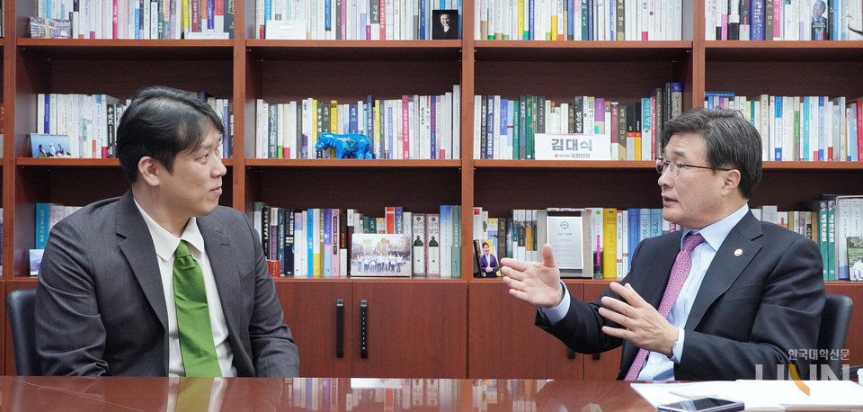김 의원과 홍준 본지 대표이사 겸 발행인이 향후 고등교육이 나아갈 방향에 대해 얘기하고 있다. (사진=한명섭 기자)