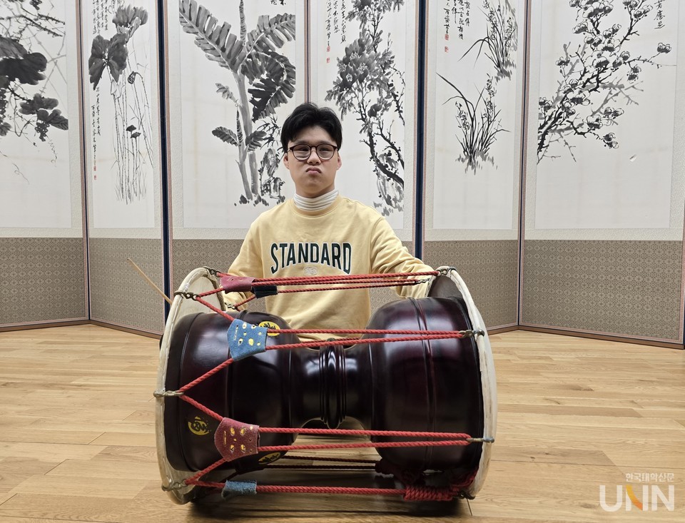 강 씨가 장구 연주를 선보이고 있다. (사진=임연서 기자)