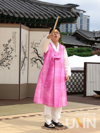 지난 9월 서울 남산골한옥마을에서 개최된 ‘한가위 한음회’에서 판소리를 하고 있는 강재희 씨. (사진=본인 제공)