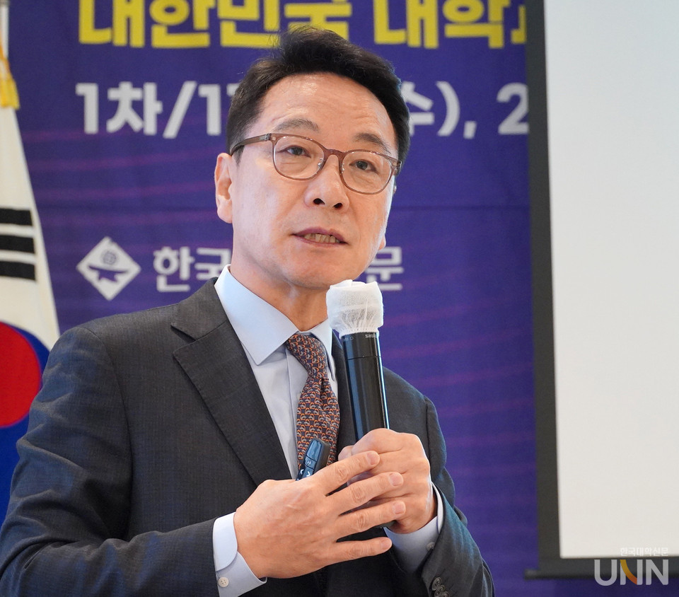 김헌영 라이즈위원회 위원장이 20일 서울 중구 프레지던트호텔에서 개최된 ‘2024 일반대 UCN 프레지던트 서밋 제2차 컨퍼런스’에서 ‘RISE의 미래-혁신적 추친전략과 방향’을 주제로 발표를 진행하고 있다. (사진=한명섭 기자)