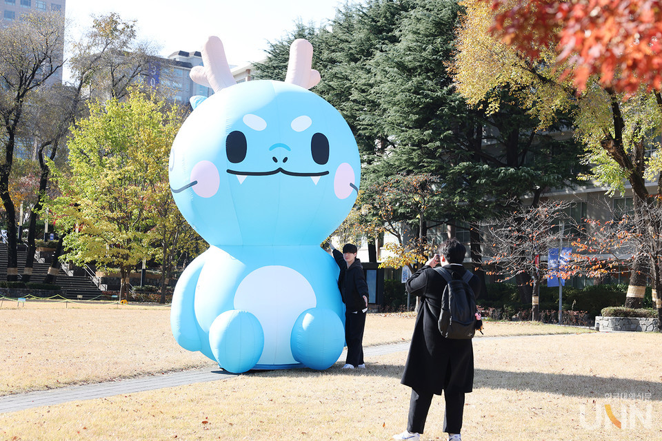 중앙대는 논술고사가 진행되는 이틀간 정문 앞 중앙광장에 대학 마스코트 ‘푸앙’ 풍선을 설치했다. 논술고사를 마친 한 학생이 기념사진을 찍고 있다.