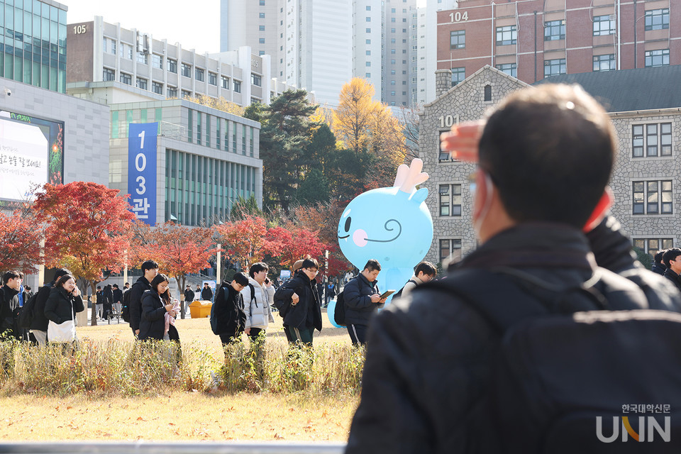 논술고사 종료 시간에 맞춰 자녀들을 기다리있는 학부모.
