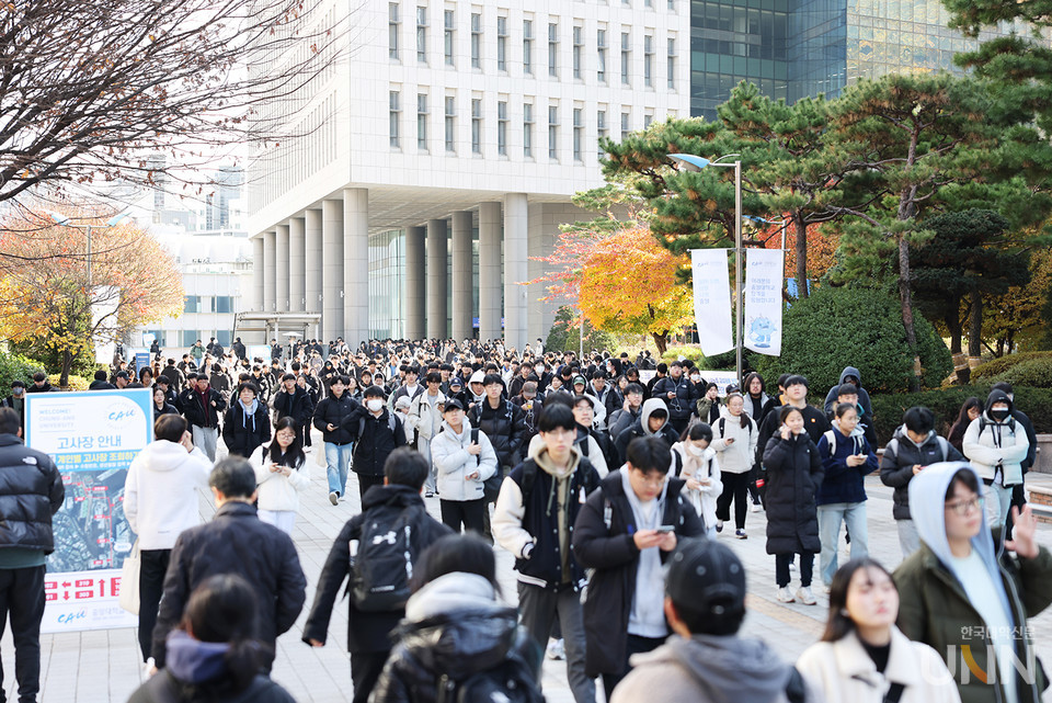논술고사 종료 이후 수험생들이 귀가하는 모습.