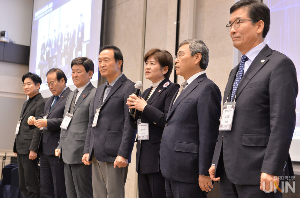 강은희 전국시도교육감협의회 회장(대구시교육감)이 전국 6곳 교육감들과 개회사를 진행하고 있다. (왼쪽부터) 김대중 전남도교육감, 서거석 전북도교육감, 김광수 제주도교육감, 임태희 경기도교육감, 강은희 대구시교육감, 정근식 서울시교육감, 윤건영 충북도교육감. (사진=한명섭 기자)