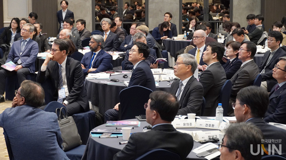 ‘2024 대한민국 미래교육 서밋’에 참석한 시도교육감 및 주요 대학 총장 등 관계자들이 기조 강연을 집중해서 듣고 있다. (사진=한명섭 기자)