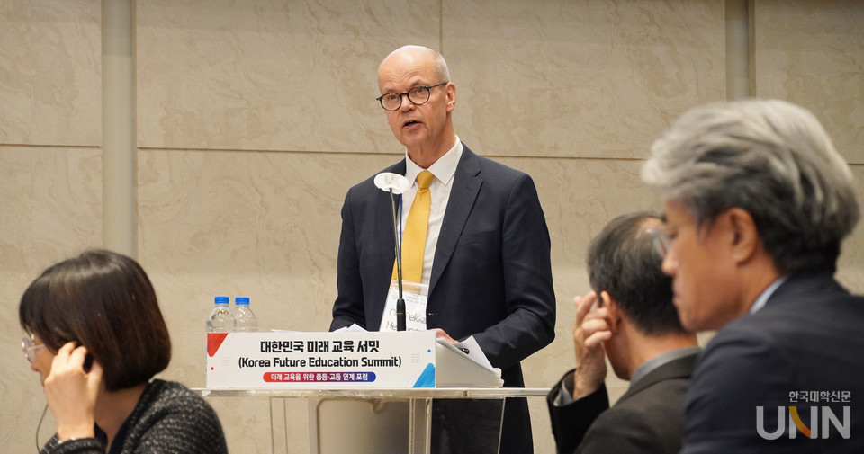 올리 페카 하이노넨 국제 바칼로레아(IB, International Baccalaureate) 회장이 ‘2024 대한민국 미래교육 서밋’의 폐회사를 하고 있다. (사진=한명섭 기자)