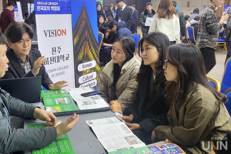 친구들과 함께 온 현지 학생들이 상담받고 있는 모습. (사진=주지영 기자)