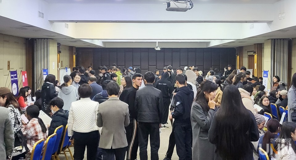 현지시간 24일 키르기스스탄 오시에서 개최된 ‘키르기스스탄 고등직업교육 한국유학박람회’에는 210여 명의 학생들이 방문했다. 박람회장에서 학생들이 부스를 오가고 있다. (사진=주지영 기자)