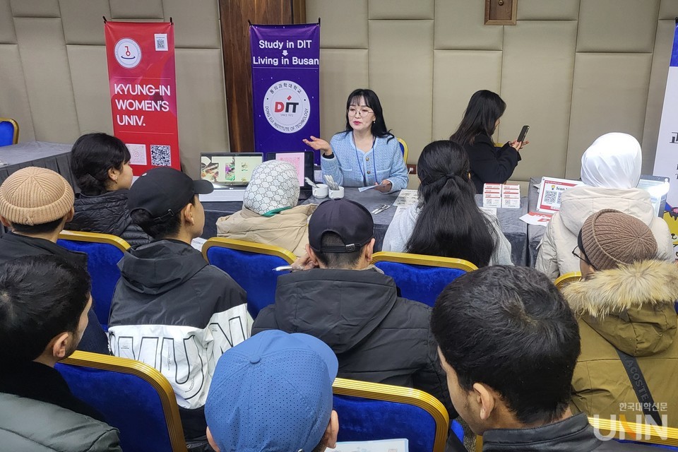 상담 부스 대기석을 가득 메운 학생들이 대학 홍보 영상을 보며 통역사의 설명에 집중하고 있다. (사진=주지영 기자)