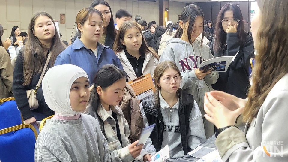 상담 부스에서 학생들이 통역사의 말에 귀 기울이고 있다. (사진=주지영 기자)