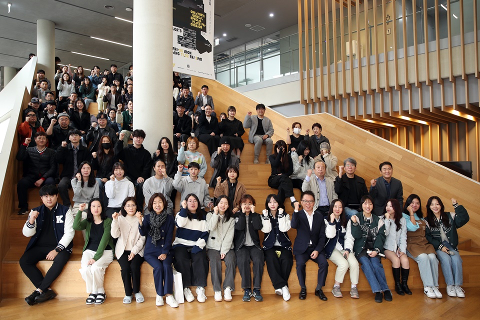 계원예대는 지난 14일 파라다이스홀에서 ‘ESG 친환경 예술 실천식’을 개최한 가운데 참석자들이 기념 촬영을 하고 있다. (사진=계원예대)