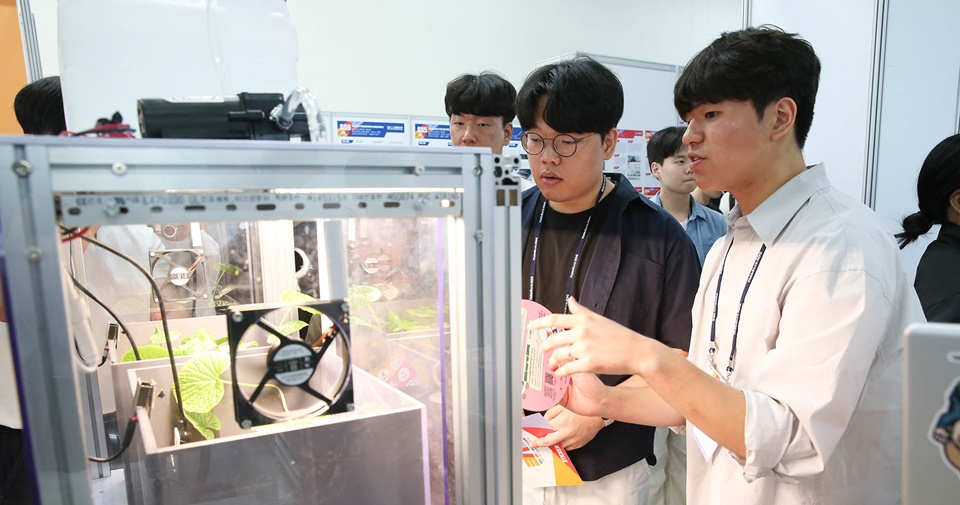 대구가톨릭대 학생이 캡스톤 엑스포에 참가해 제품 설명을 이어가고 있다. (사진=대구가톨릭대)