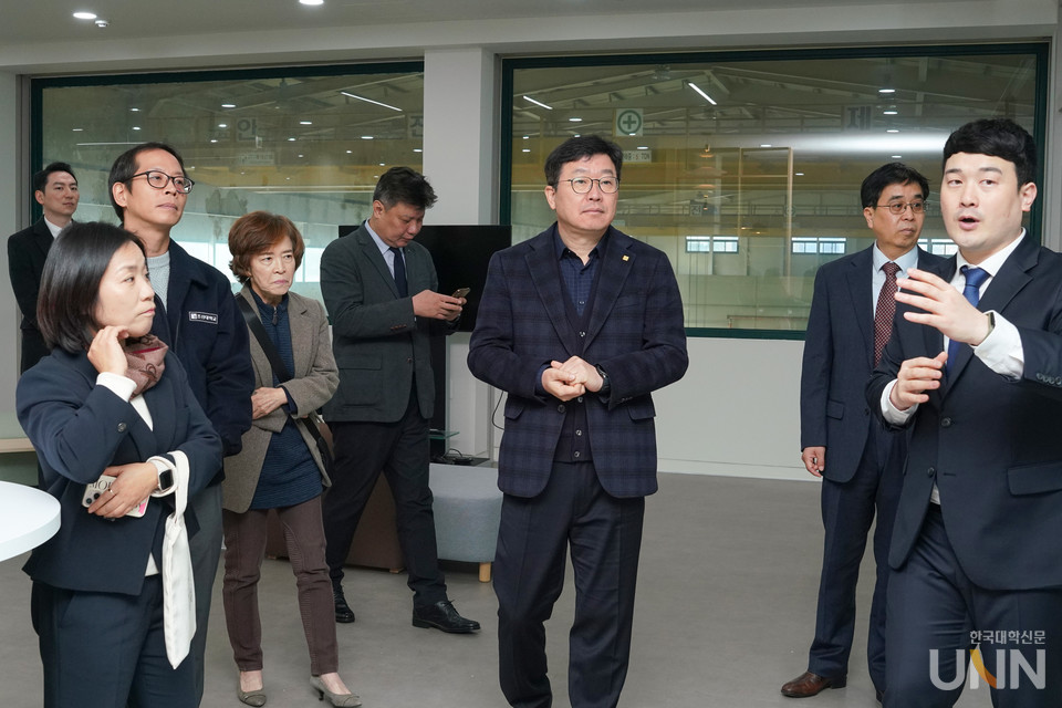 김춘성 조선대 총장(가운데)과 관계자들이 광주 덱스터 시설을 둘러보고 있다.