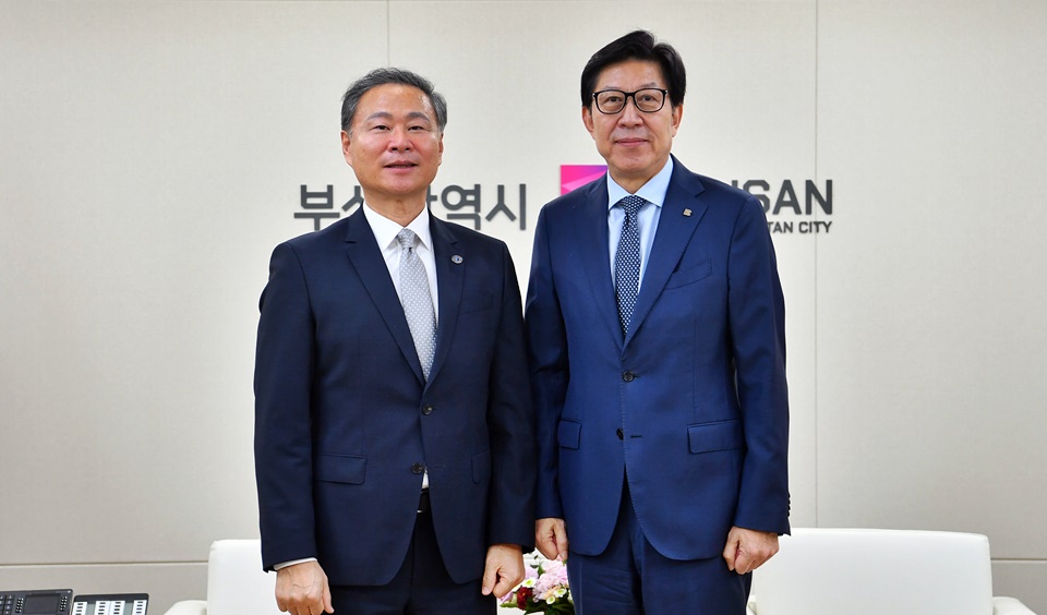 박형준 부산시장(오른쪽)은 지난 26일 국립부경대 배상훈 총장(왼쪽)을 만나 라이즈 포함 지산학 협력사업의 원활한 추진을 약속했다. (사진=부산시) 