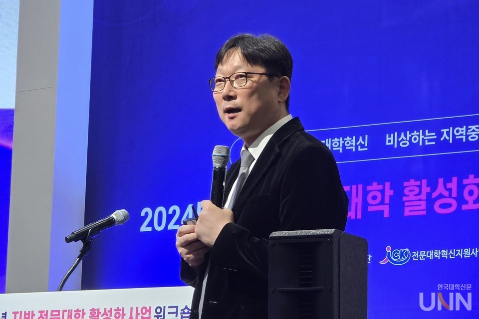 장대진 계명대 지방대학활성화사업단장이 ‘지역정주 인재양성을 위한 지방(일반·전문)대학의 역할’을 주제로 특강을 진행하고 있다. (사진=임연서 기자)