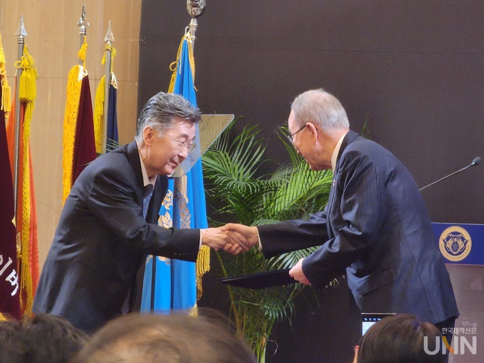 조인원 경희학원 이사장(왼쪽)이 반기문 디 엘더스 부의장에게 미원평화상 시상을 하고 있다. (사진=백두산 기자)