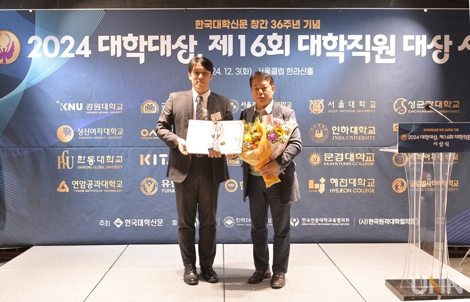 3일 서울 장충동 서울클럽에서 본지 주최 ‘제16회 대학직원대상’이 진행된 가운데 일반대 산학‧취업부문 대상 수상자로 이상명 가천대 조기취업형계약학과사업단 부장(오른쪽)이 선정됐다. (사진=한명섭 기자)