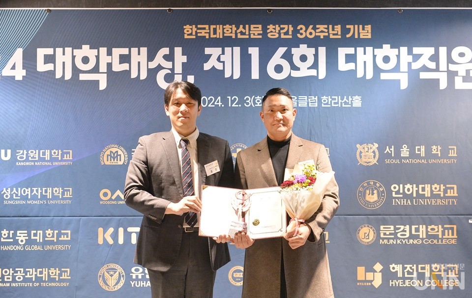 한경웅 호서대 대외협력팀 과장이 3일 서울 중구 서울클럽에서 열린 제16회 한국대학신문 대학직원대상 시상식에서 일반대 대외협력·홍보 부문 대상을 수상하고 홍준 본지 대표이사 겸 발행인(왼쪽)과 기념사진을 촬영하고 있다. (사진=한명섭 기자)