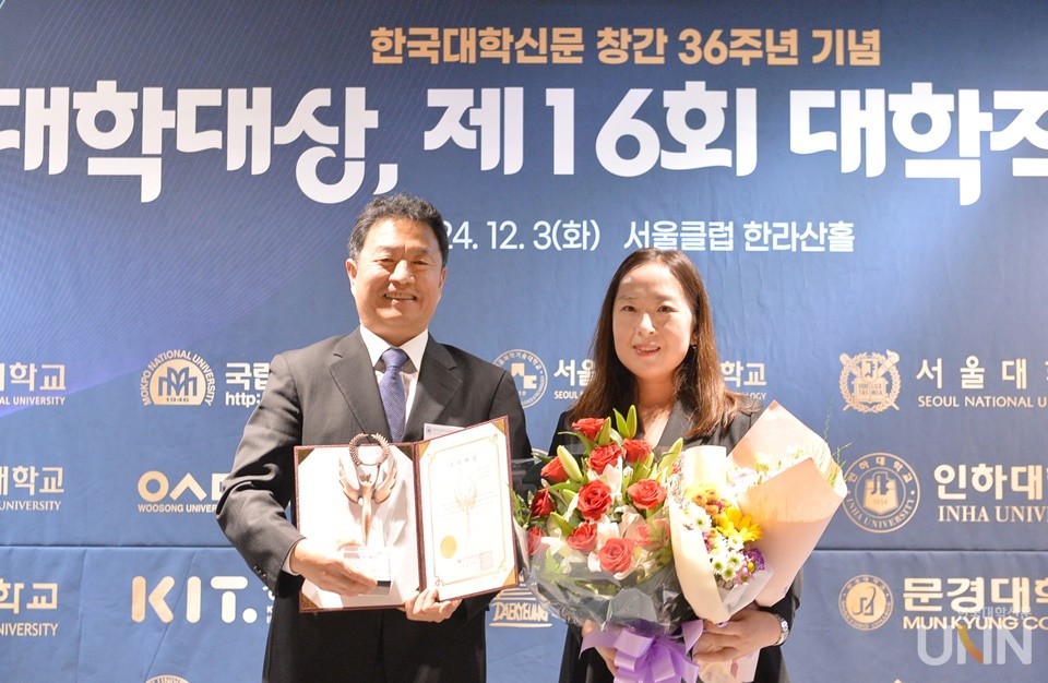 조성희 고려대학교 대학원혁신팀 직원(파트장)이 3일 서울 중구 서울클럽에서 열린 제16회 한국대학신문 대학직원대상 시상식에서 대교협 회장상(우수대상)을 수상하고 서동석 대교협 대학혁신지원실장(사진 왼쪽)과 기념사진을 촬영하고 있다. (사진=한명섭 기자)