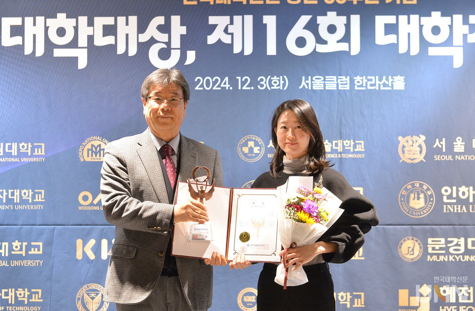 김은덕 한양사이버대 입학처 인재선발팀 계장이 3일 서울 중구 서울클럽에서 열린 제16회 한국대학신문 대학직원대상 시상식에서 사이버대 부문 대상을 수상하고 최용섭 주필 겸 편집인과 기념사진을 촬영하고 있다. (사진=한명섭 기자)