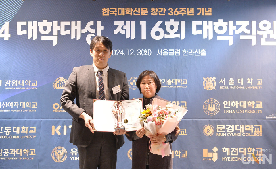 최경미 서울여대 사무처장이 3일 서울 중구 서울클럽에서 열린 제16회 한국대학신문 대학직원대상 시상식에서 공로상을 수상하고 홍준 본지 대표이사 겸 발행인과 기념사진을 촬영하고 있다. (사진=한명섭 기자)