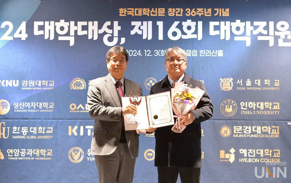 정영민 경인여대 산학협력처·현장실습지원센터·일학습병행공동훈련센터 팀장이 3일 서울 중구 서울클럽에서 열린 제16회 한국대학신문 대학직원대상 시상식에서 전문대 산학·취업·평생교육 대상을 수상하고 최용섭 본지 주필 겸 편집인과 기념사진을 촬영하고 있다. (사진=한명섭 기자)