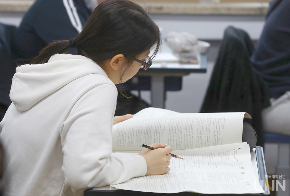 2025학년도 수능을 치르는 학생의 모습. (사진=한명섭 기자)