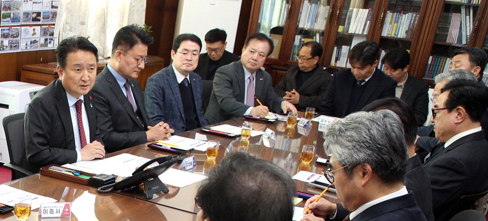 충북도는 최근 김영환 지사(가장 왼쪽)를 비롯해 지역 대학 총장 등이 참여하는 라이즈 관련 간담회를 진행했다. (사진=충북도)