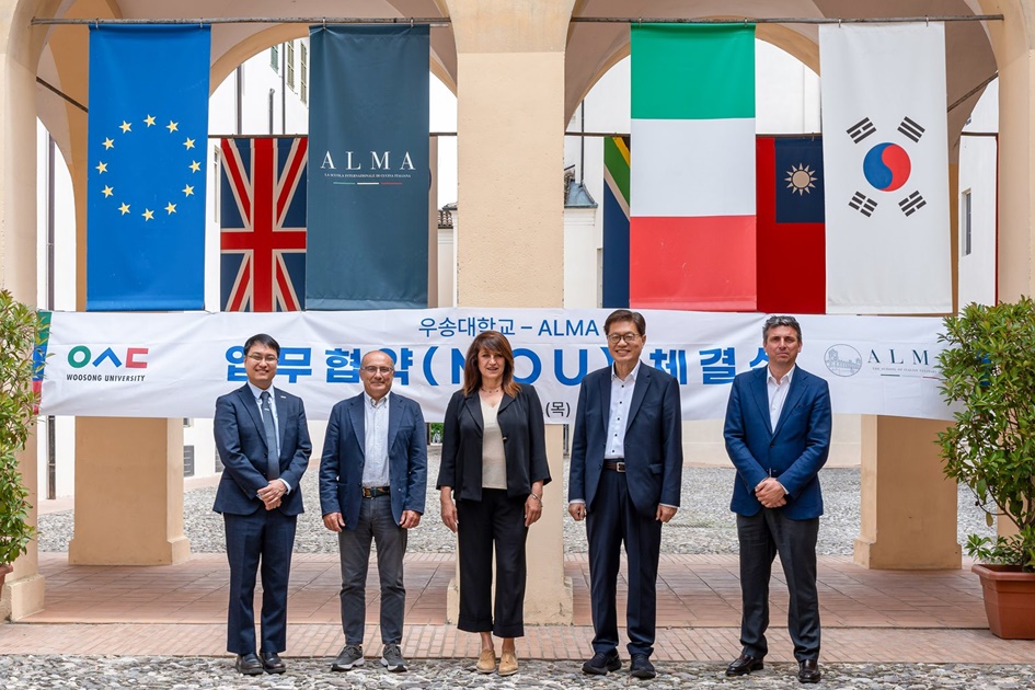 이탈리아 알마요리학교 현지 업무협약 기념사진. (사진=우송대)