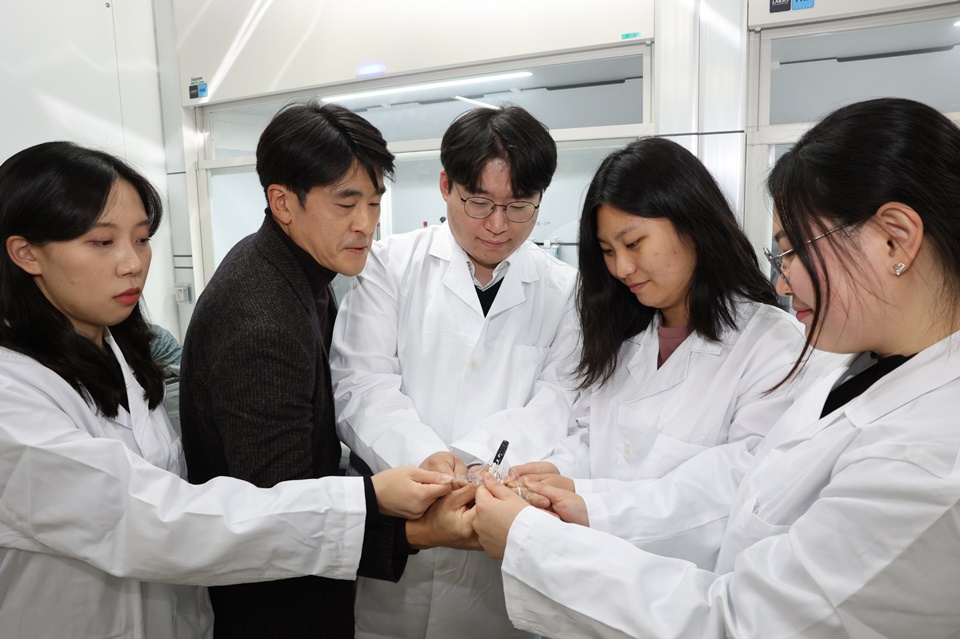 울산대 신소재·반도체융합학부 진정호 교수 연구팀이 개발한 친환경 수분산 폴리우레탄 복합소재를 잡아당기고 펜으로 뚫는 실험을 통해 강도, 경도, 탄성을 확인하고 있다. (사진제공 = 울산대)