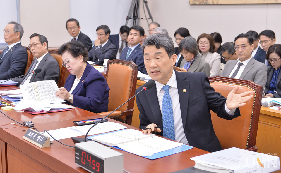 이주호 사회부총리 겸 교육부장관이 지난 교육위 종합감사에서 위원들의 질의에 답하고 있다. (사진=한국대학신문 DB)