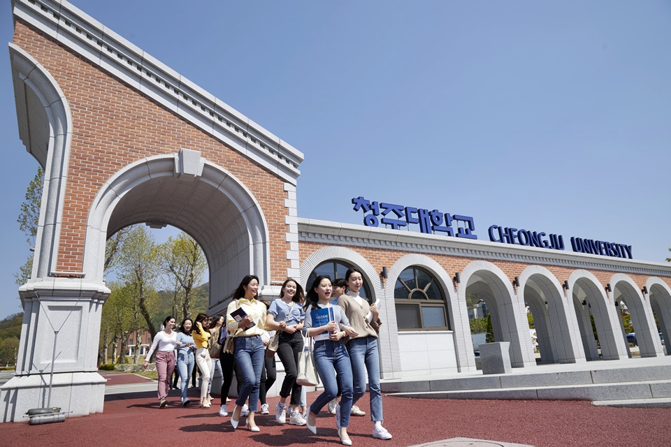 청주대 학생들이 교정을 거닐고 있다. (사진=청주대)