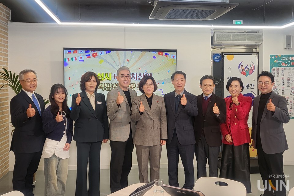 지난 9일 안성 청년문화공간에서 개최된 ‘안성시 K-컬처산업 인력양성 전략 포럼’에서 참석자들이 기념사진을 촬영하고 있다. (사진=주지영 기자)