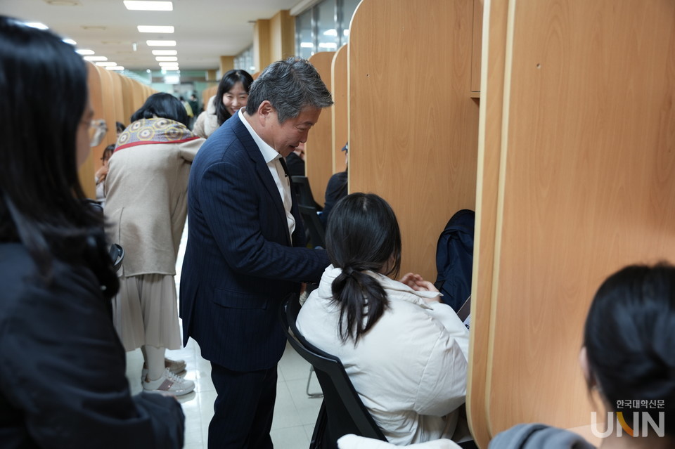 김용하 총장이 새벽 4시에 도서관에서 공부하는 학생들에게 빵을 나눠주고 있다.